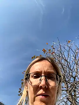 angelmommu online show from November 8, 2025, 9:46 am