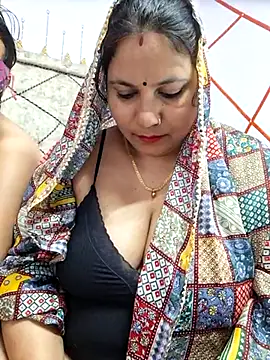 Snapshot of MOM-SUN-COUPLE chatting on March 1, 2025, 8:10 pm MOM-SUN-COUPLE online show from March 1, 2025, 8:10 pm