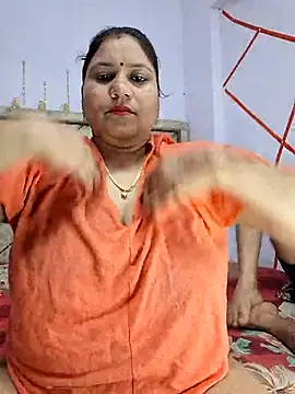 Snapshot of MOM-SUN-COUPLE chatting on March 5, 2025, 4:57 pm MOM-SUN-COUPLE online show from March 5, 2025, 4:57 pm