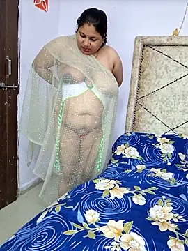 Snapshot of MOM-SUN-COUPLE chatting on February 11, 2025, 8:10 pm MOM-SUN-COUPLE online show from February 11, 2025, 8:10 pm