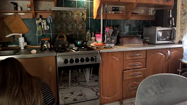 uliastar online show from February 15, 2026, 8:24 am