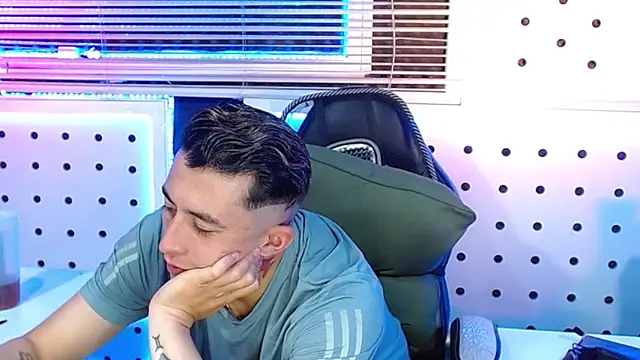 Darko0717 online show from December 3, 2025, 12:01 am