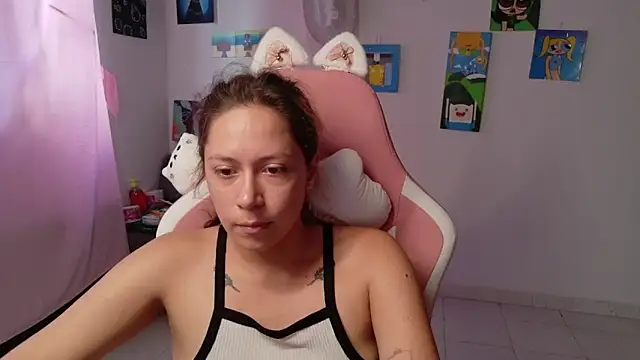 Snapshot of MommyMiaWs chatting on February 9, 2026, 3:32 pm MommyMiaWs online show from February 9, 2026, 3:32 pm