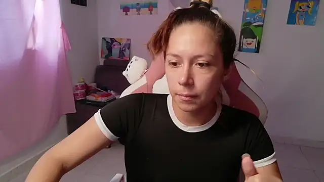 Snapshot of MommyMiaWs chatting on February 7, 2026, 4:37 pm MommyMiaWs online show from February 7, 2026, 4:37 pm