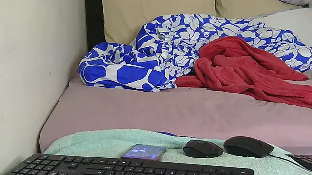 Snapshot of sluttylaura21 chatting on April 5, 2026, 3:46 am sluttylaura21 online show from April 5, 2026, 3:46 am