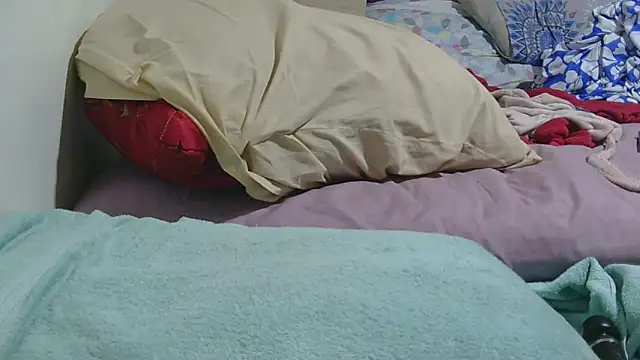 Snapshot of sluttylaura21 chatting on April 3, 2026, 5:36 am sluttylaura21 online show from April 3, 2026, 5:36 am