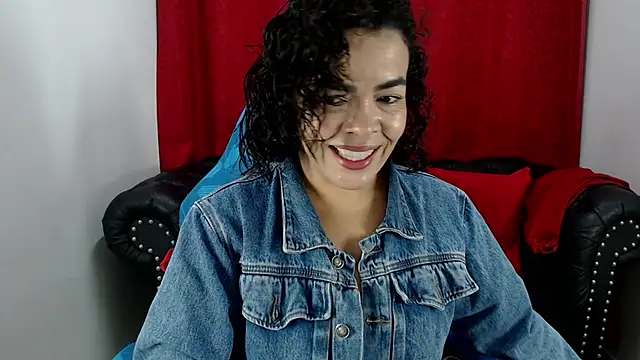 Abril Beltran  online show from November 25, 2025, 11:43 am