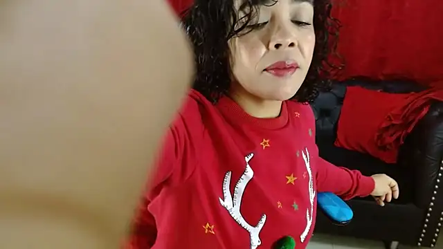 Abril Beltran  online show from December 3, 2025, 10:42 pm