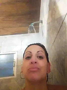 estefyzapata online show from April 27, 2026, 4:43 am