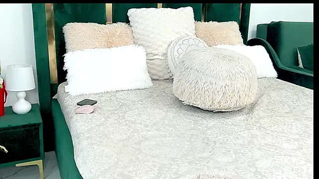 XeniaBlu online show from October 6, 2025, 12:17 pm