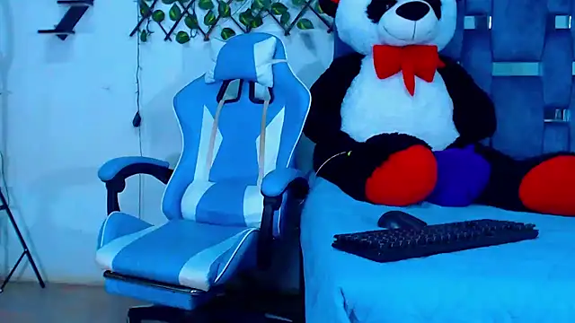 Hakim prettynigg online show from November 3, 2025, 5:38 pm