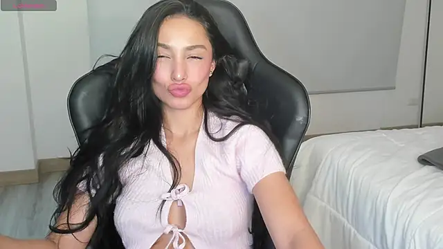 Snapshot of EvaMoet chatting on March 16, 2025, 8:21 am EvaMoet online show from March 16, 2025, 8:21 am