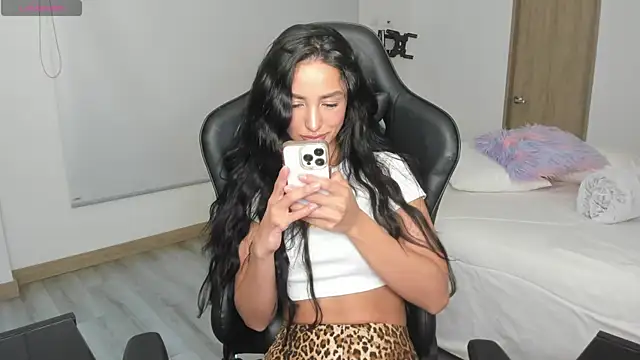 Snapshot of EvaMoet chatting on March 21, 2025, 7:44 am EvaMoet online show from March 21, 2025, 7:44 am