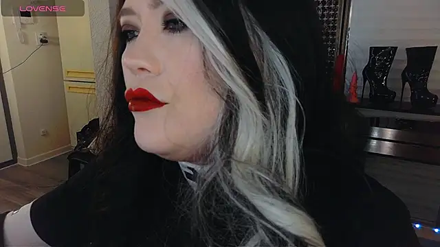 wickedxqueen online show from April 15, 2026, 7:58 pm