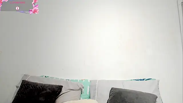 Snapshot of Estrella_Duran chatting on March 18, 2025, 10:48 pm Estrella Duran online show from March 18, 2025, 10:48 pm