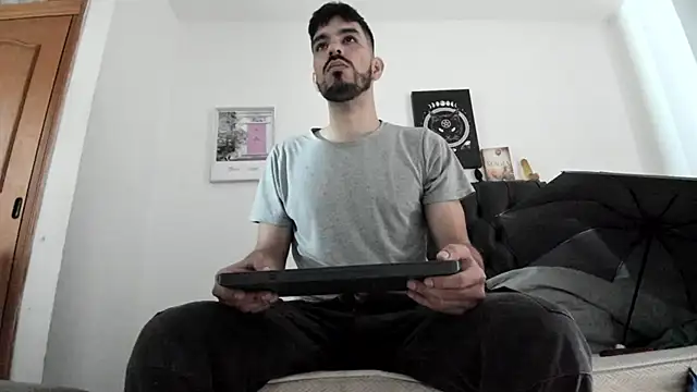 Snapshot of JohanyLatino chatting on February 25, 2025, 12:05 pm JohanyLatino online show from February 25, 2025, 12:05 pm