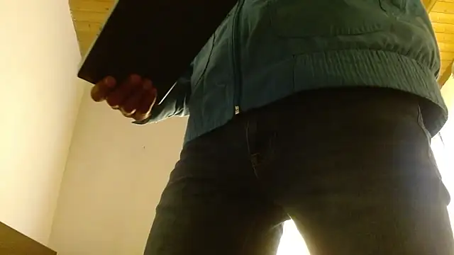 JohanyLatino online show from June 24, 2026, 9:34 pm