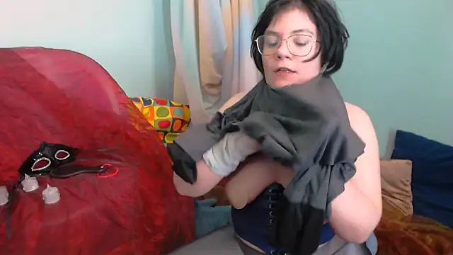 EverlyRays online show from December 15, 2025, 5:24 am