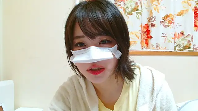 liliyRiSAcha-n online show from May 3, 2026, 7:02 am