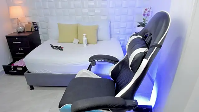 anny rouse24 online show from April 15, 2026, 2:28 am