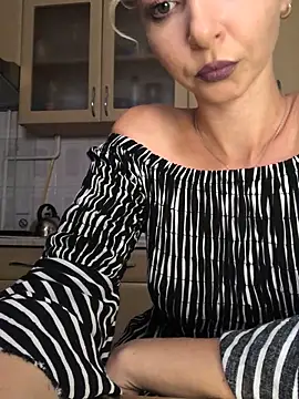 Kristina03 online show from October 28, 2025, 9:47 pm