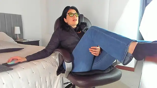 Snapshot of adriana71 chatting on December 16, 2025, 4:06 am adriana71 online show from December 16, 2025, 4:06 am