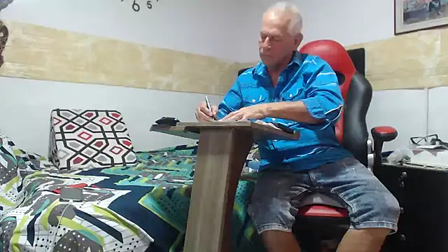 VALENTINO1983  online show from November 17, 2025, 12:03 am