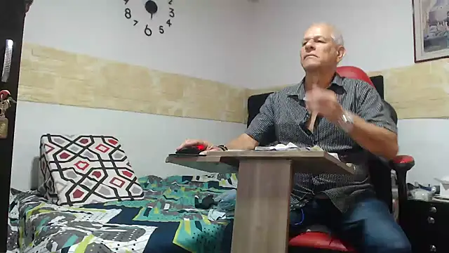 VALENTINO1983  online show from November 13, 2025, 10:57 pm