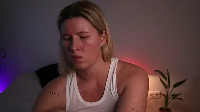 moonamii online show from October 2, 2025, 2:42 pm