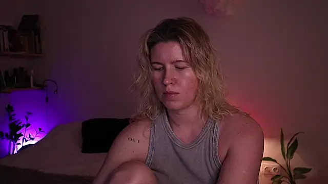 moonamii online show from November 11, 2025, 4:24 pm