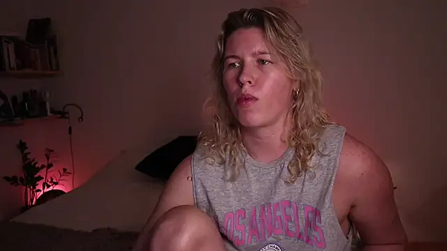 moonamii online show from October 31, 2025, 6:48 pm