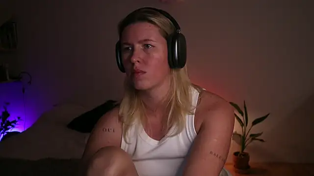 moonamii online show from September 29, 2025, 7:41 pm