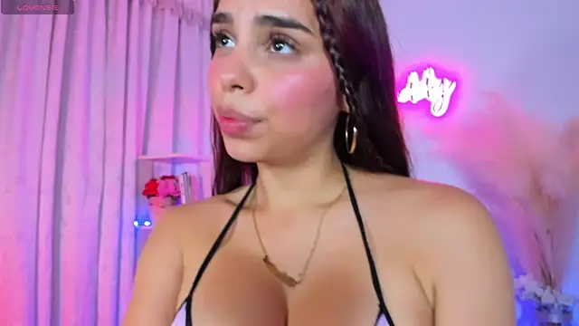 Snapshot of crisbell_lopez chatting on February 16, 2025, 12:30 am crisbell lopez online show from February 16, 2025, 12:30 am