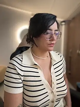 Lia flowers online show from February 20, 2026, 10:01 pm