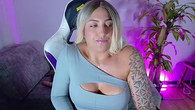 Snapshot of a_belladanger chatting on October 25, 2025, 1:38 am a belladanger online show from October 25, 2025, 1:38 am