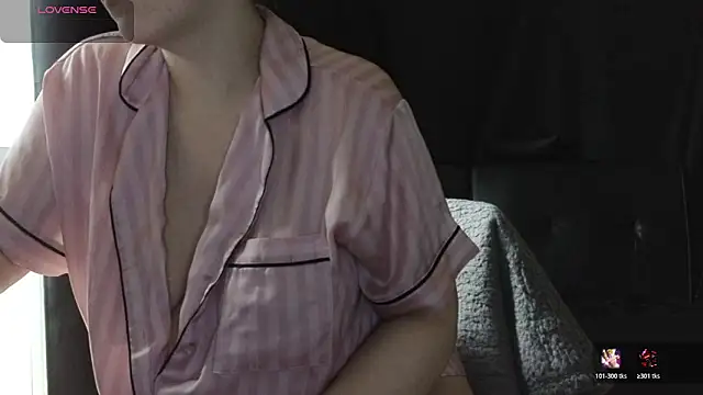 Snapshot of Mia_G0ld chatting on April 9, 2026, 12:55 pm Mia G0ld online show from April 9, 2026, 12:55 pm