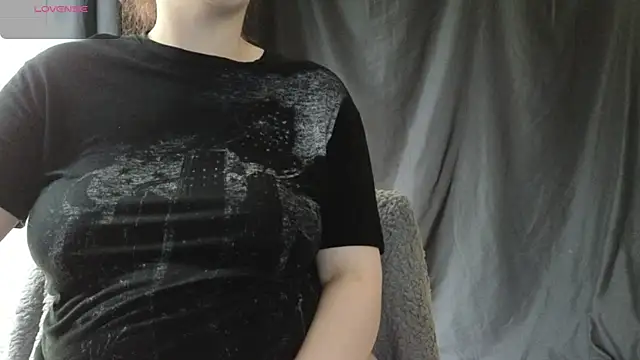 Snapshot of Mia_G0ld chatting on April 14, 2026, 11:48 am Mia G0ld online show from April 14, 2026, 11:48 am