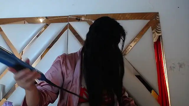 nathaly low1 online show from April 15, 2026, 1:37 pm