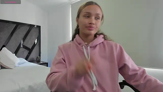 Snapshot of AnnieAndStefan chatting on March 13, 2026, 2:33 pm AnnieAndStefan online show from March 13, 2026, 2:33 pm