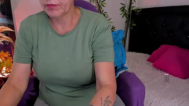 Snapshot of lonely_shewolf chatting on February 12, 2026, 3:45 pm lonely shewolf online show from February 12, 2026, 3:45 pm