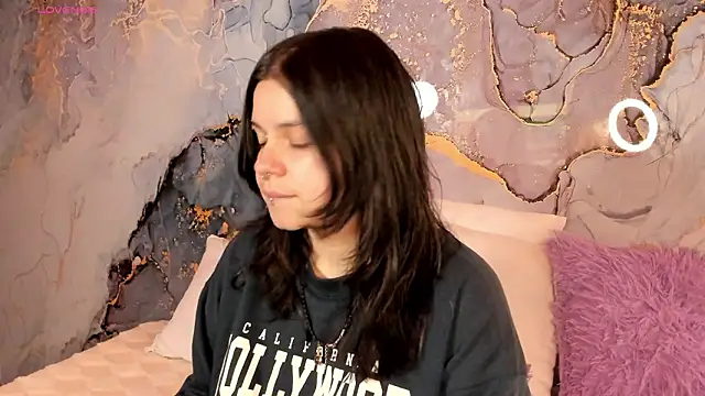 Snapshot of Mey_moon chatting on February 10, 2026, 11:59 pm Mey moon online show from February 10, 2026, 11:59 pm