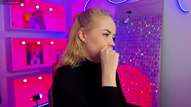 StephanieSweety online show from April 18, 2026, 6:21 pm