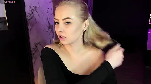 StephanieSweety online show from April 15, 2026, 8:20 pm