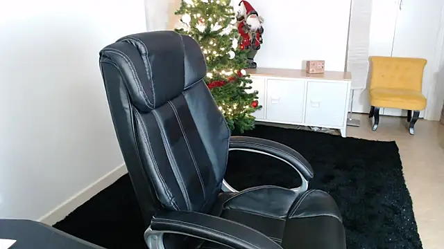 Snapshot of Crystal-dreamt chatting on November 15, 2025, 9:35 am Crystal-dreamt online show from November 15, 2025, 9:35 am