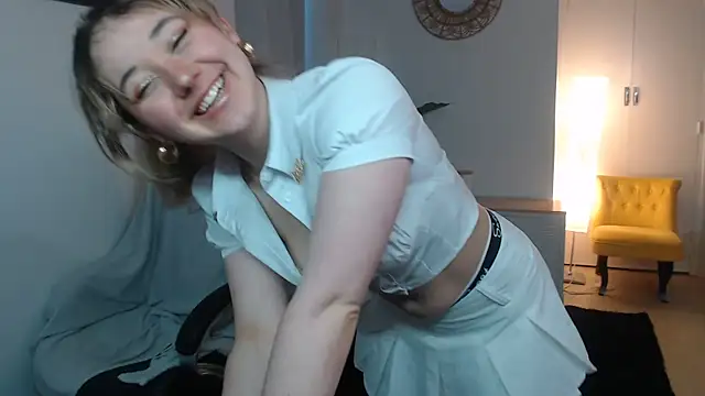 Snapshot of Crystal-dreamt chatting on February 7, 2026, 10:12 am Crystal-dreamt online show from February 7, 2026, 10:12 am