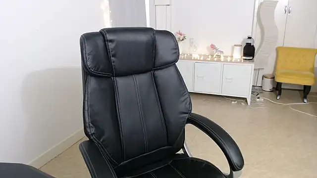 Snapshot of Crystal-dreamt chatting on October 2, 2025, 1:36 pm Crystal-dreamt online show from October 2, 2025, 1:36 pm