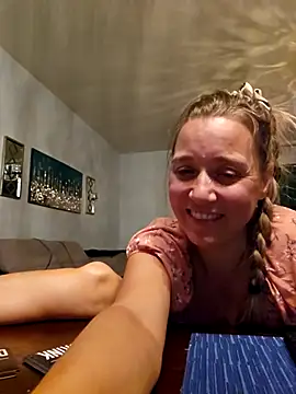 SkyelarSommer online show from October 30, 2025, 4:44 am