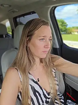 SkyelarSommer online show from April 15, 2026, 2:54 pm