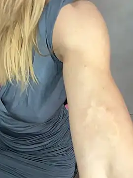 Snapshot of Milf_Tea chatting on February 24, 2025, 4:16 am Milf Tea online show from February 24, 2025, 4:16 am