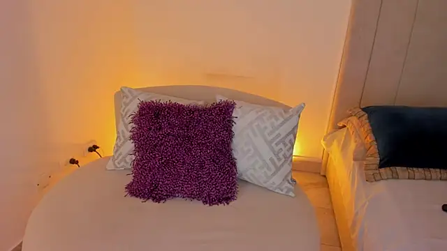 luisah  online show from April 16, 2026, 8:20 pm